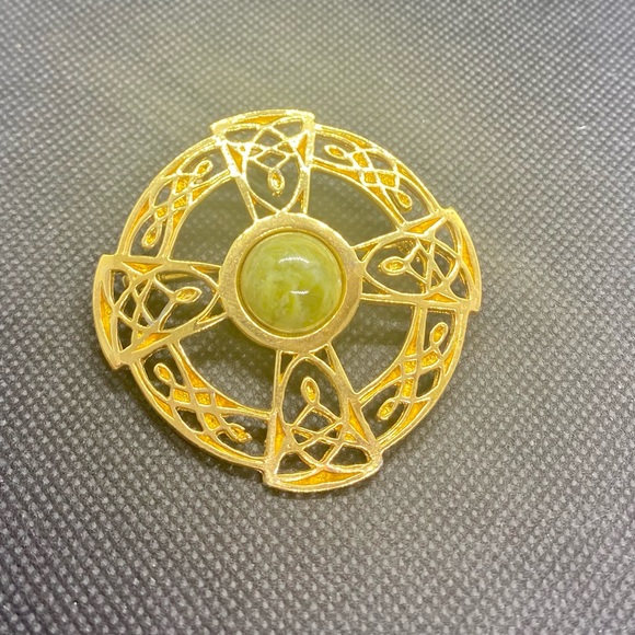🔴 Gold Tone with Green Center Stone Brooch - Picture 2 of 5